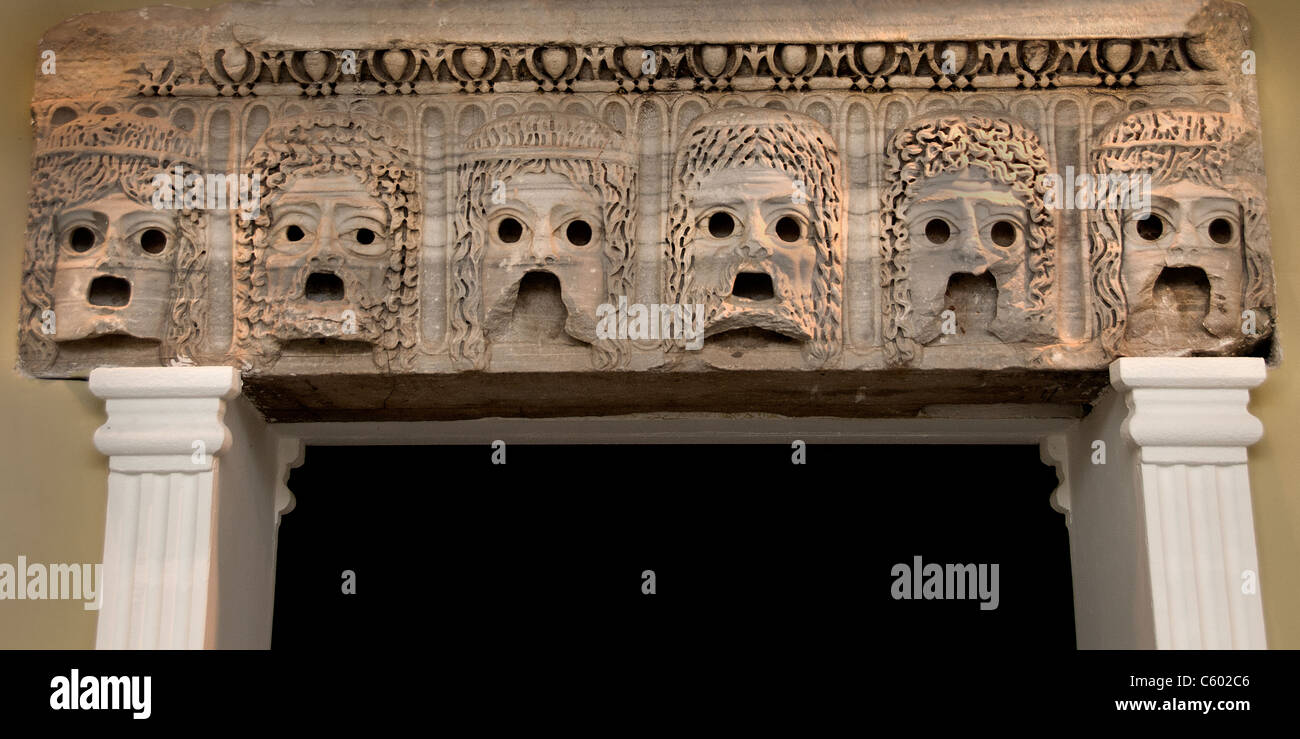 Griechisch-römische Groteske Gesichtsmaske Tragödie Antalya Türkei Theater von Perge Theatermasken; Stockfoto
