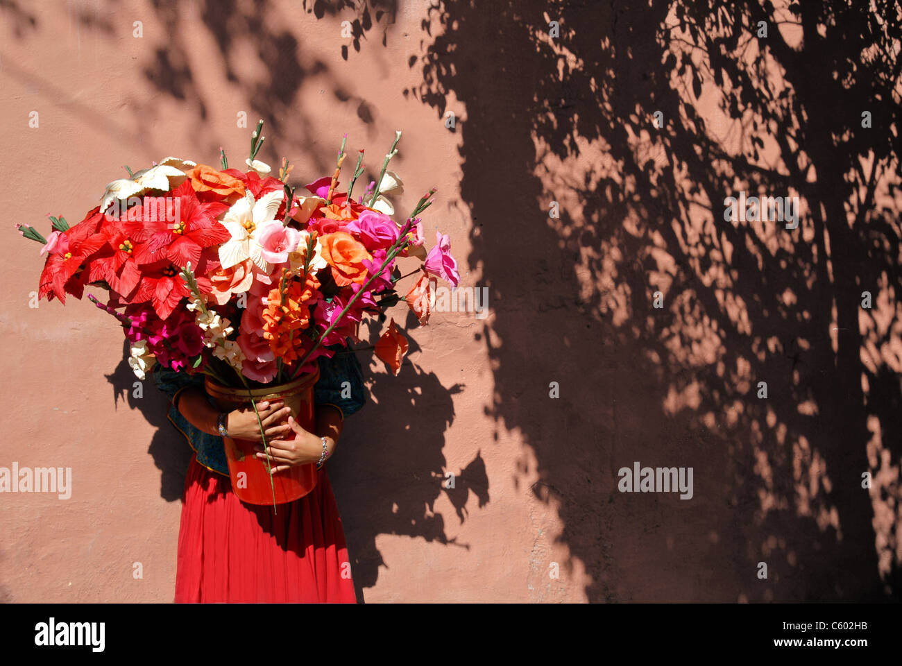 Frau mit großen Blumenstrauß. Stockfoto