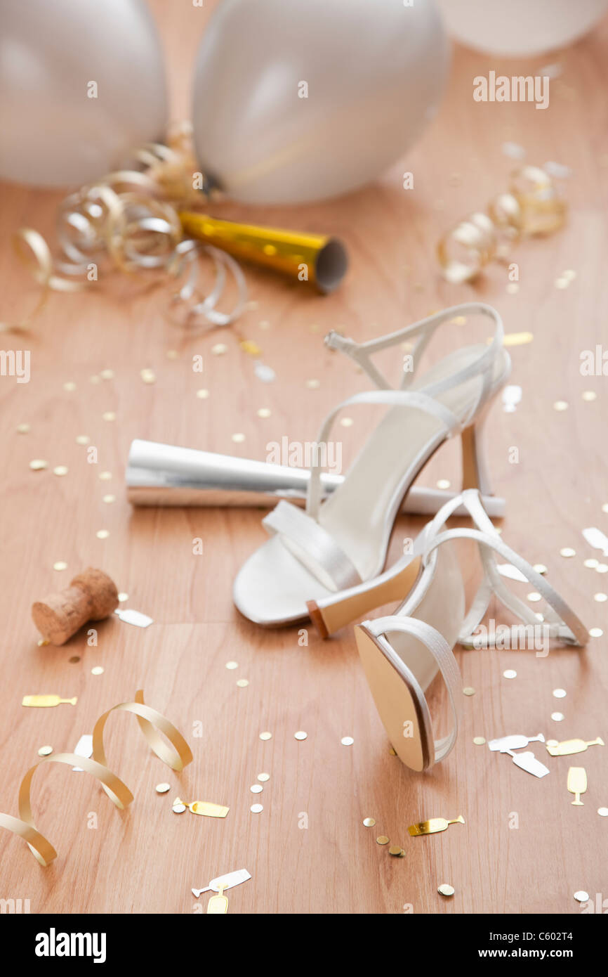 USA, Illinois, Metamora, Nahaufnahme von Silvester Partydekoration mit high Heels und Luftballons Stockfoto