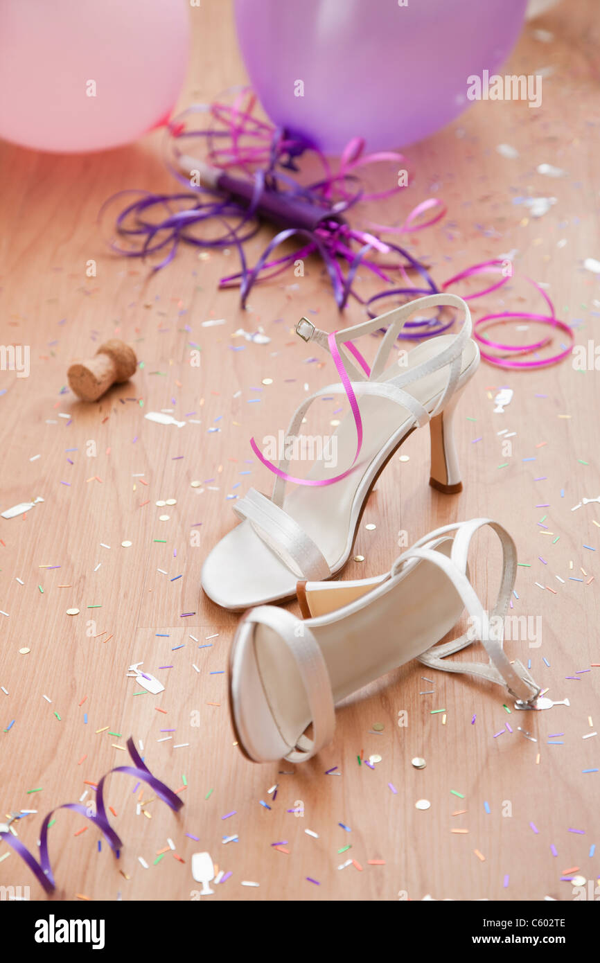 USA, Illinois, Metamora, Nahaufnahme von Silvester Partydekoration mit high Heels und Luftballons Stockfoto