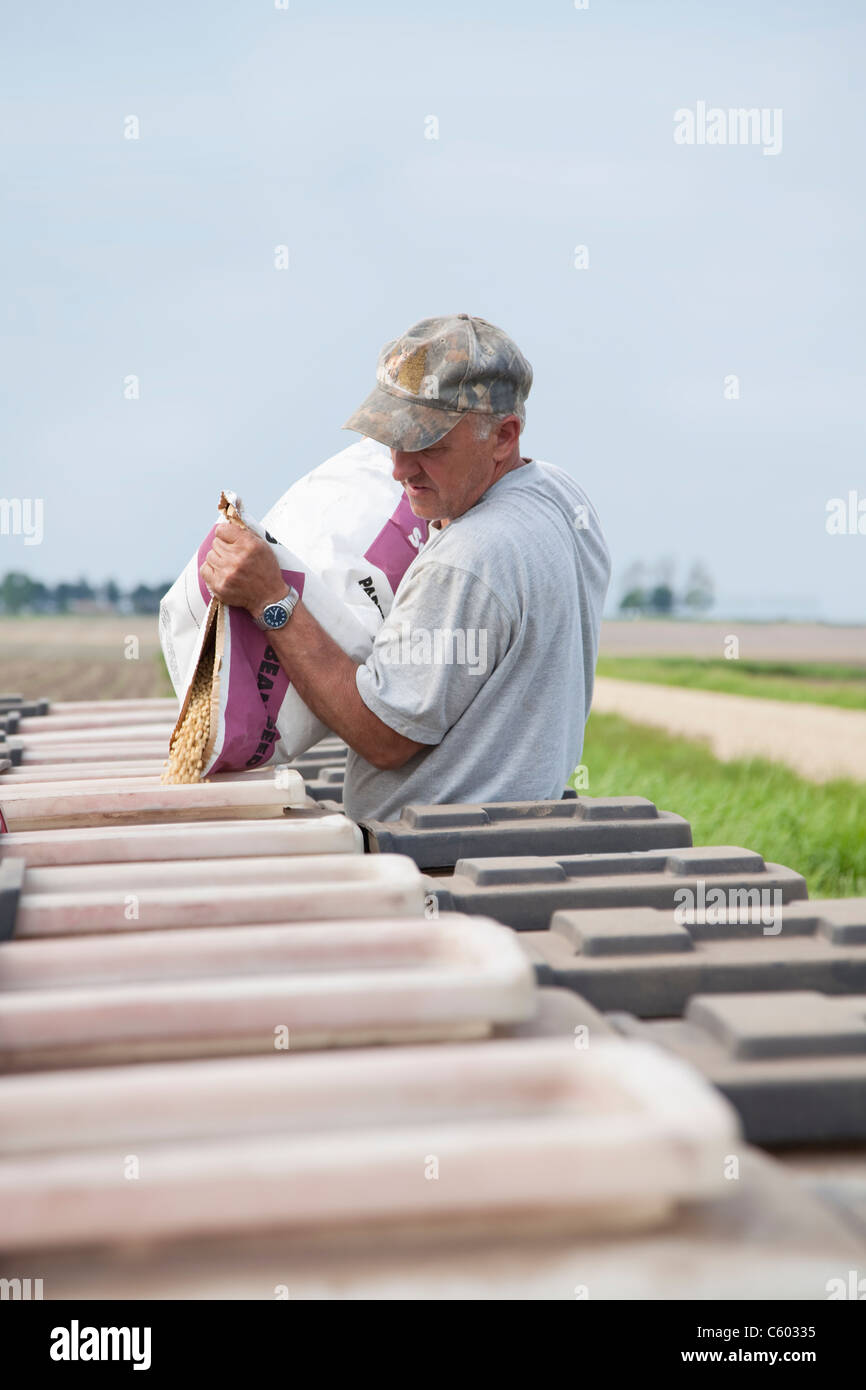 USA, Illinois, Landwirt, Samen in die Sämaschine Stockfoto