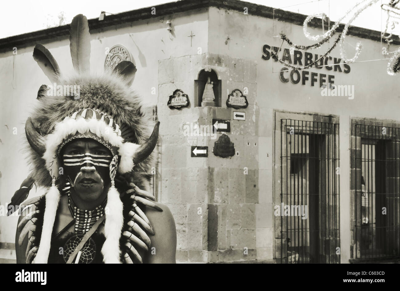 Indianer bei Starbucks-Kaffee. Stockfoto