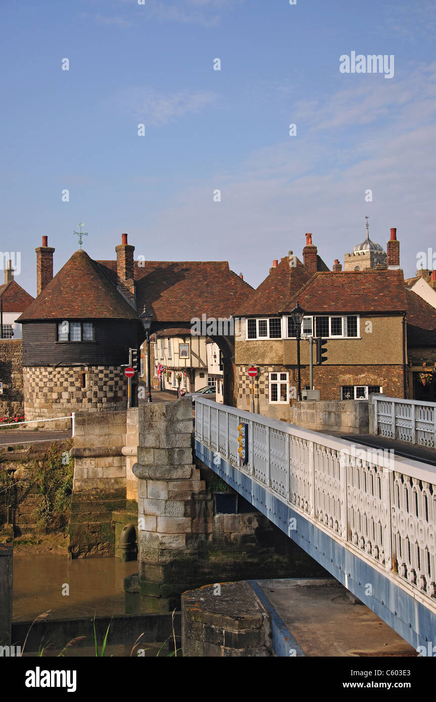 Das Barbican & Maut Brücke über den Fluss Stour, Sandwich, Kent, England, Vereinigtes Königreich Stockfoto