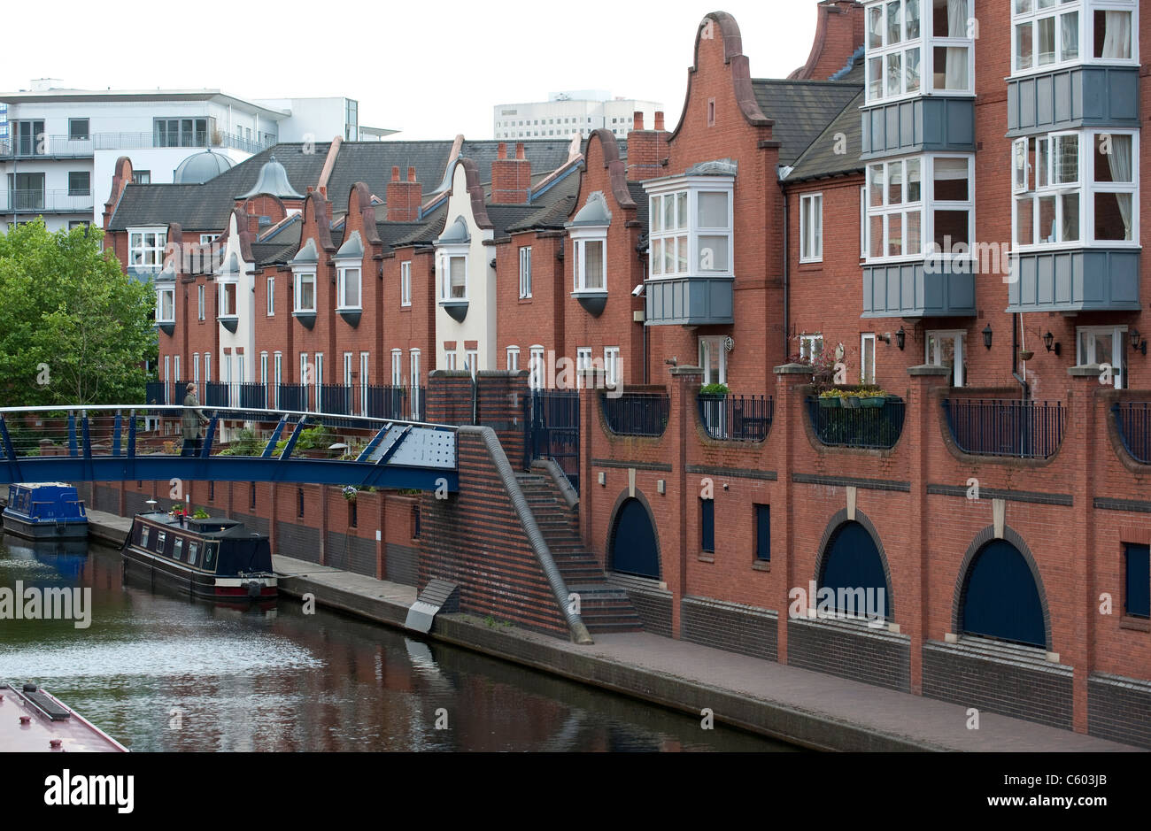 Canalside Wohnungen und Häuser in der Nähe von Brindley-Place in Birmingham, England, UK. Neben dem ICC und NIA. Stockfoto