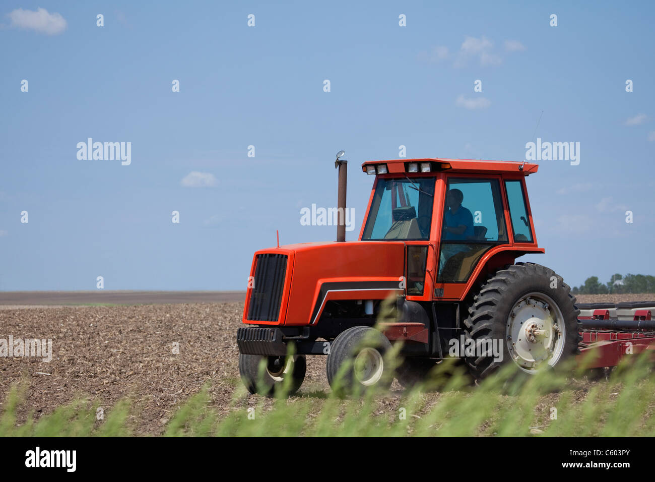 USA, Illinois, Metamora, Traktor arbeiten auf Feld Stockfoto