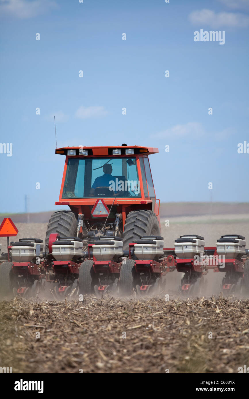 USA, Illinois, Metamora, Pflug arbeiten auf Feld Stockfoto