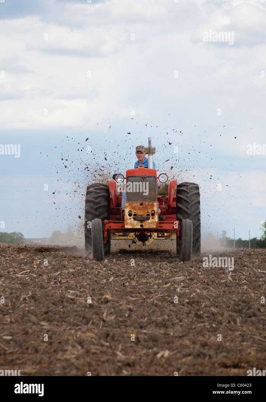 USA, Illinois, Metamora, Traktor arbeiten auf Feld Stockfoto