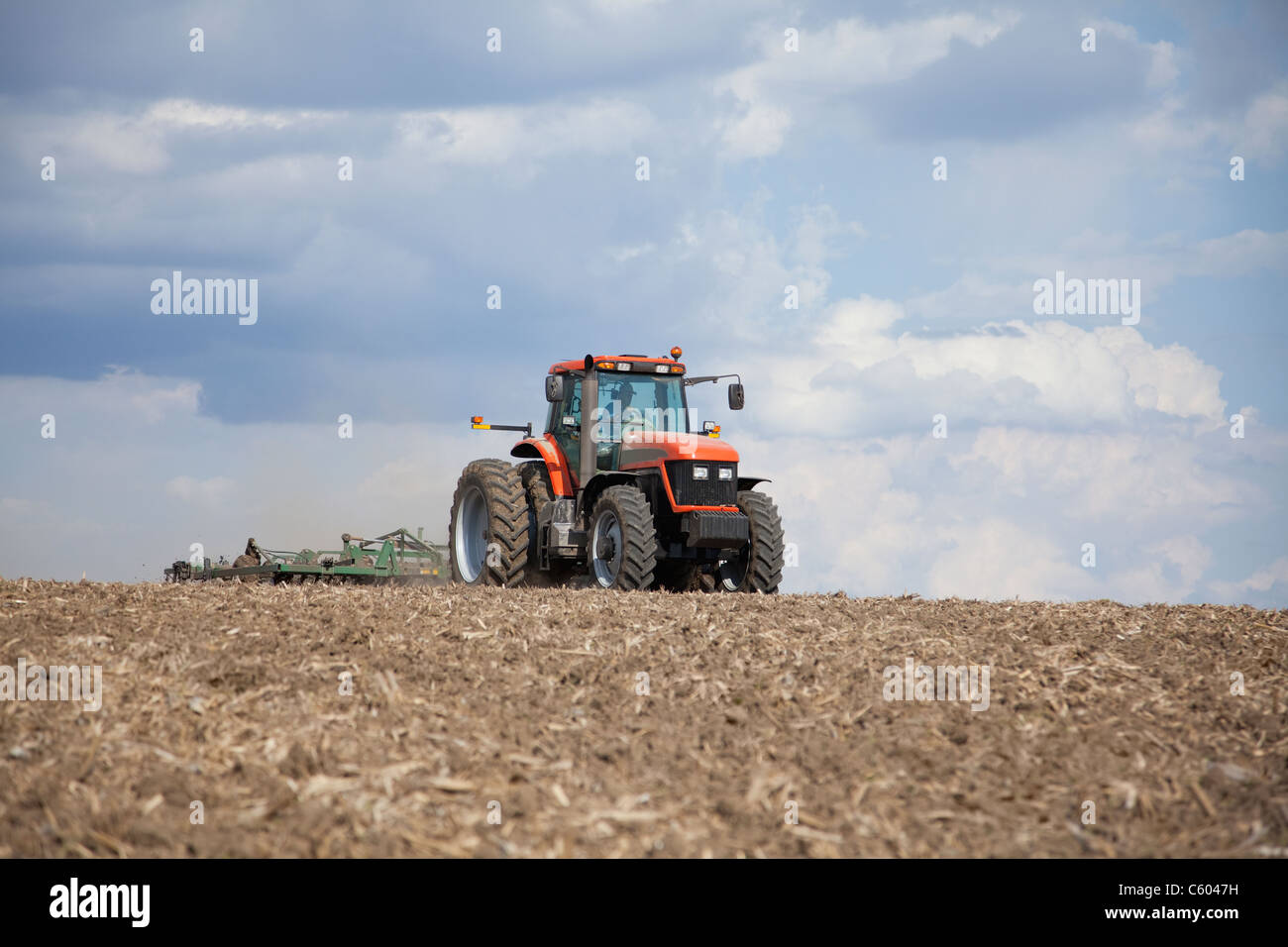 USA, Illinois, Metamora, Traktor, Feld pflügen Stockfoto