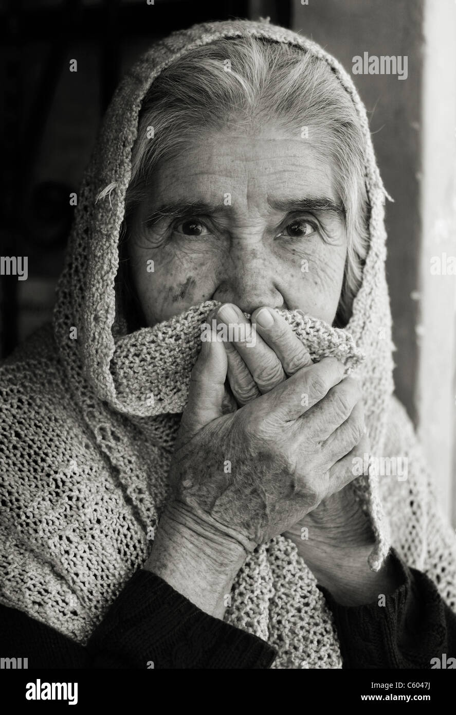 Eine alte mexikanische Frau schützt ihr Gesicht vor der Kälte in Ajijic, Mexiko. Stockfoto