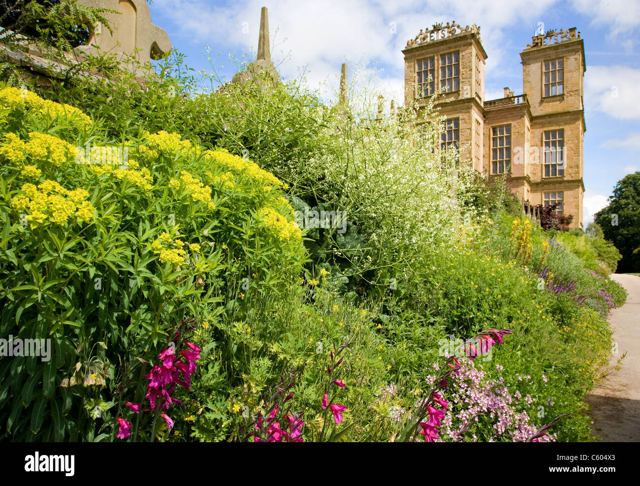 Die lange Grenze im Frühsommer und die Westfassade von Hardwick Hall in Derbyshire Stockfoto