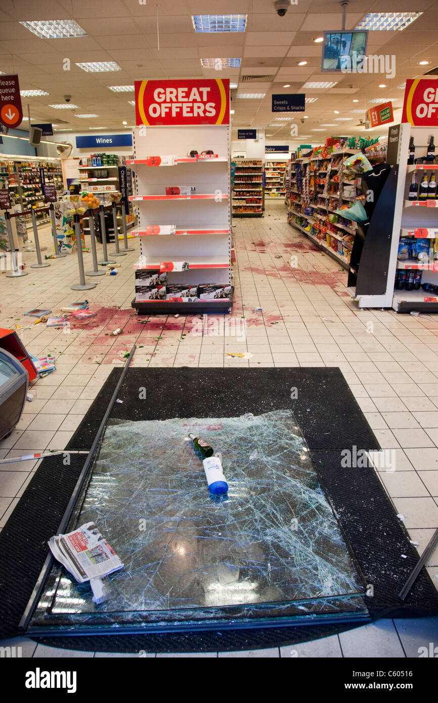 Nachwirkungen der Unruhen in London Camden Town, geplündert, Sainsbury's Store in Chalk Farm Road Stockfoto