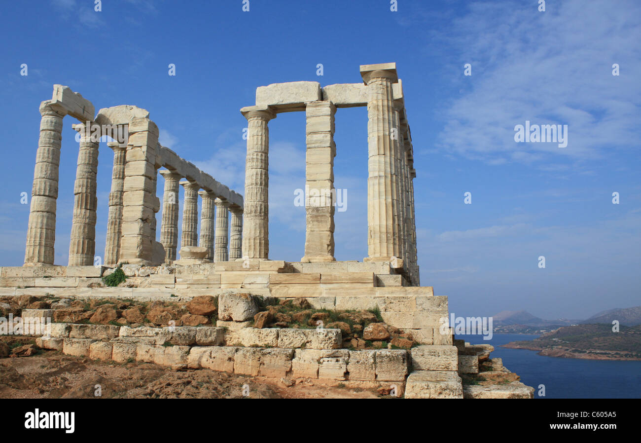 Die Ruinen der Tempel des Poseidon, Gott des Meeres in der griechischen Mythologie, am Kap Sounion, in der Nähe von Athen (Griechenland). Stockfoto