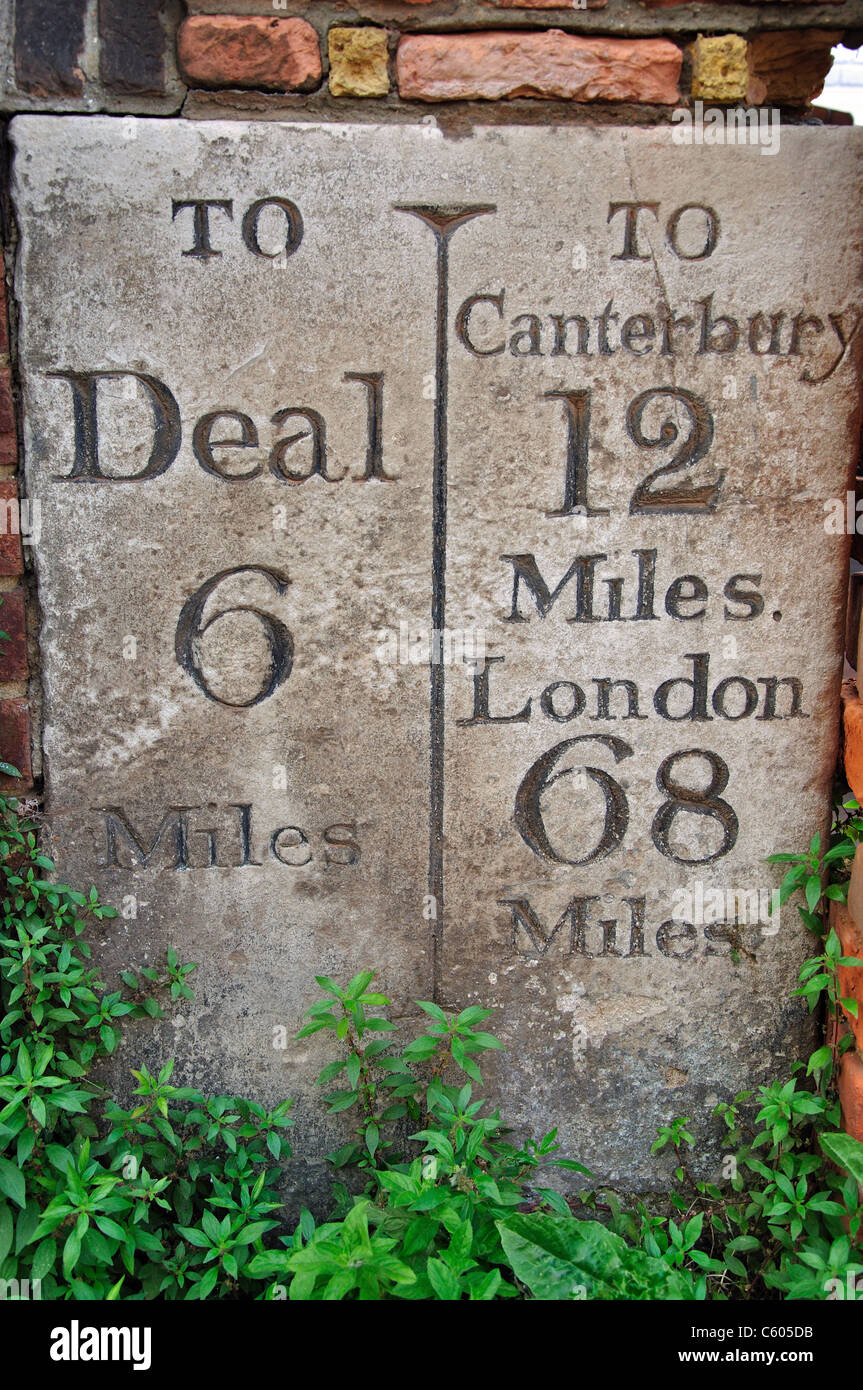 Die antike Straße Abstand unterzeichnen, Strand Street, Sandwich, Kent, England, Vereinigtes Königreich Stockfoto