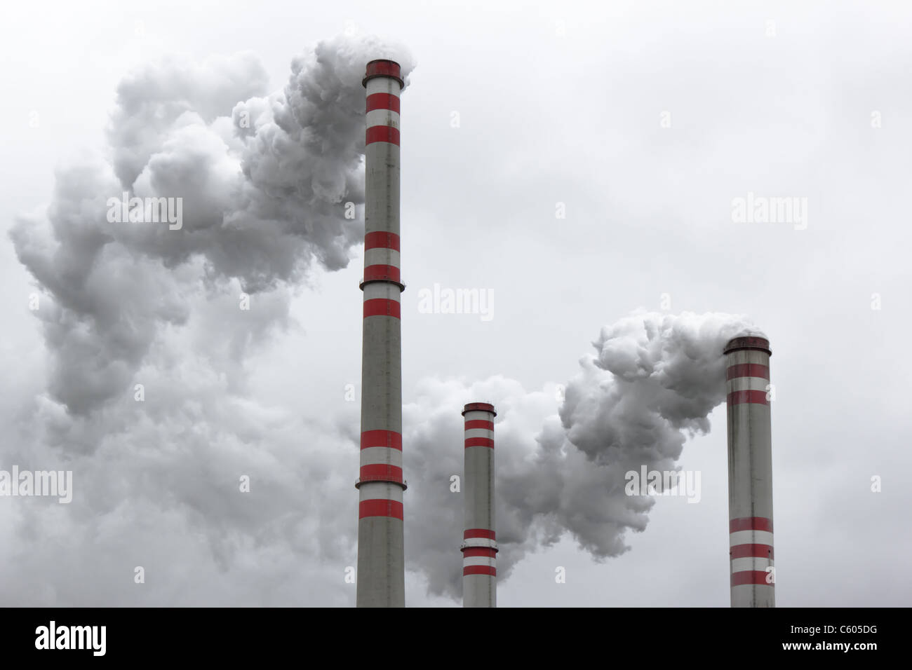 Verunreinigung der Luft durch Kohle-Kraftwerk Stockfoto