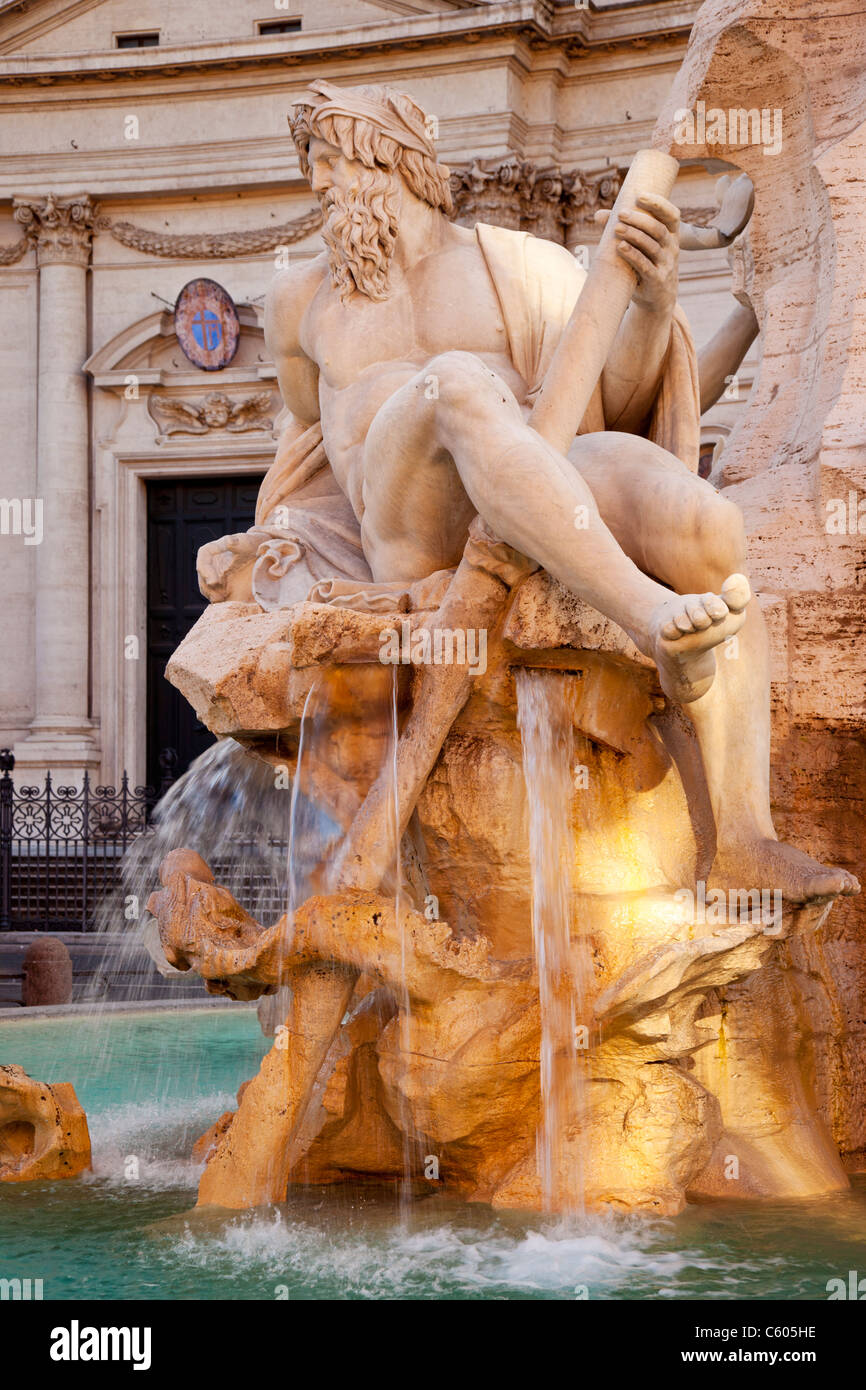 Berninis Brunnen der vier Flüsse und Chiesa Sant Agnese in Piazza Navona, Rom Italien Stockfoto