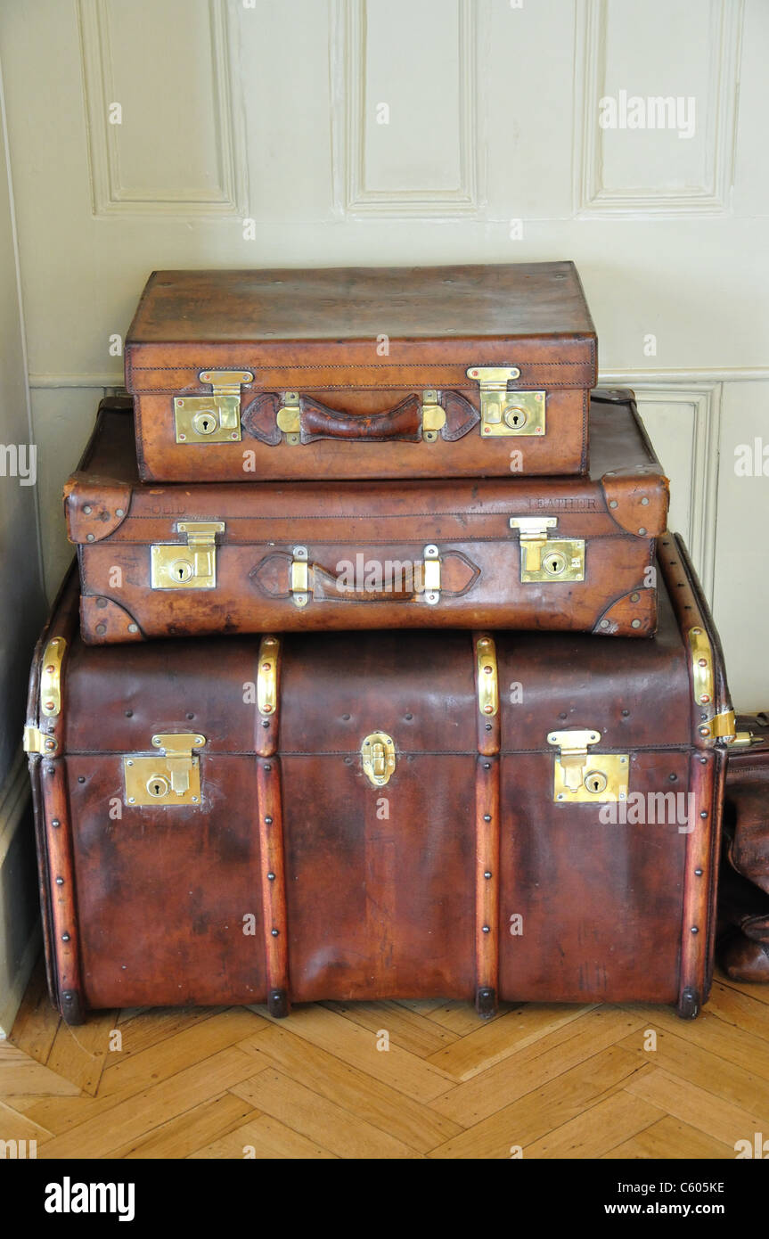 Alte Lederkoffer im Foyer der Glocke Hotel, Sandwich, Kent, England, Vereinigtes Königreich Stockfoto