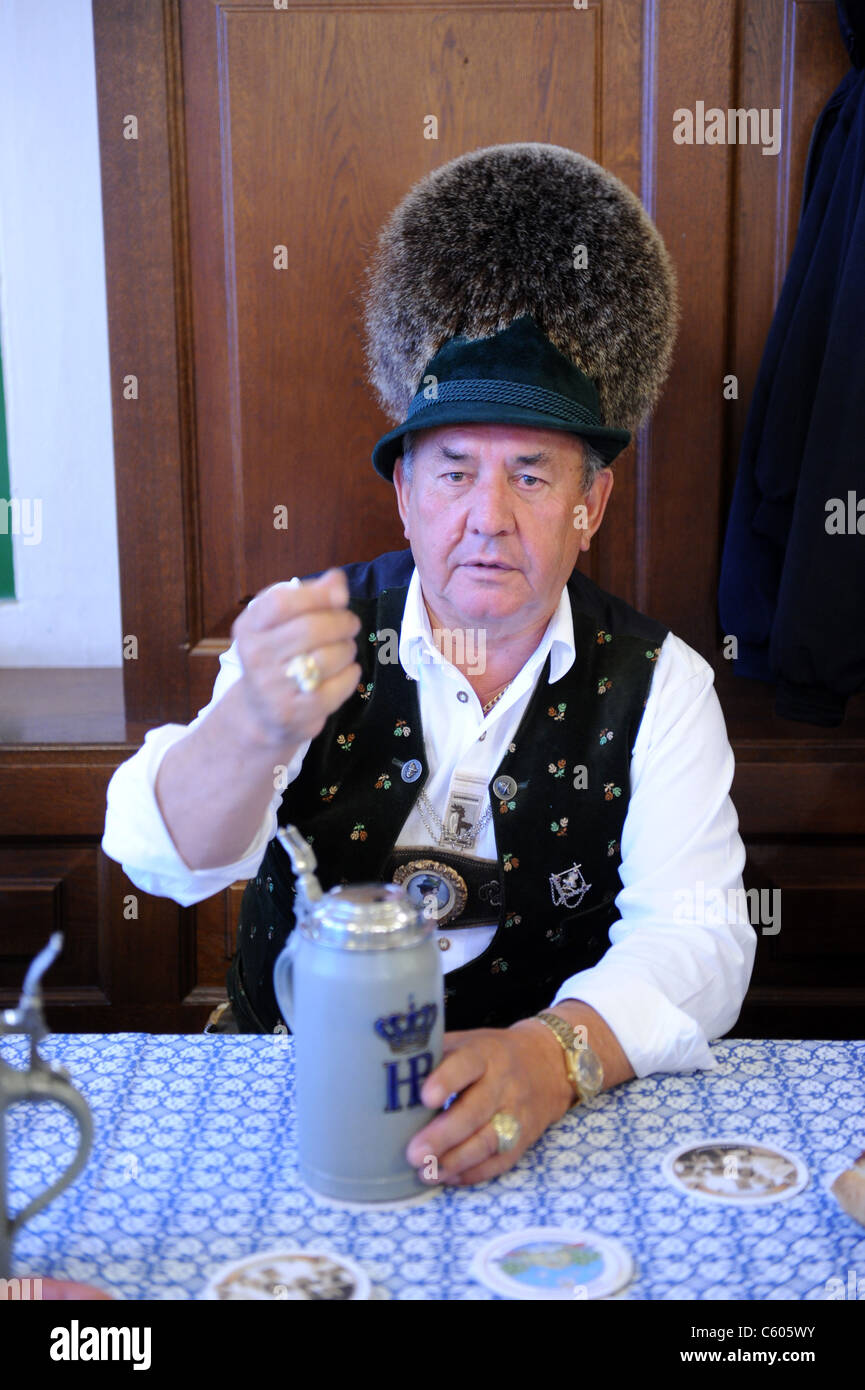 Bayerischen Mann Gamsbart Hut im Hofbräuhaus München Bayern Deutschland ...