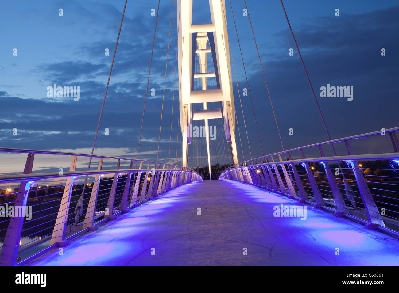 Blick entlang Infinity-Brücke, Stockton-on-Tees, nachts beleuchtet. Stockfoto