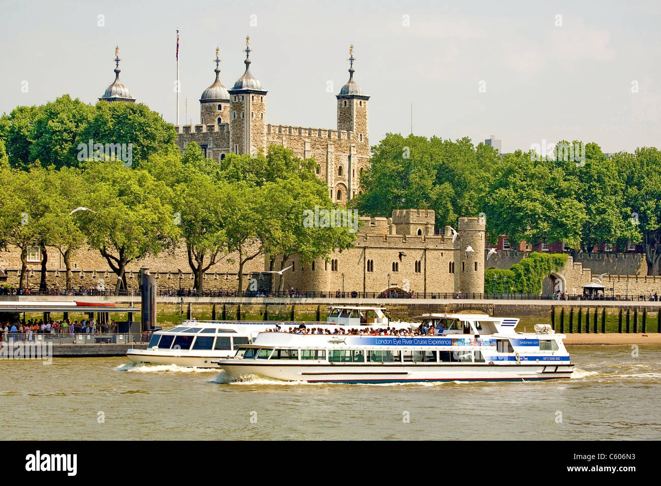 Tower of London die Themse und Ausflugsboote Stockfoto