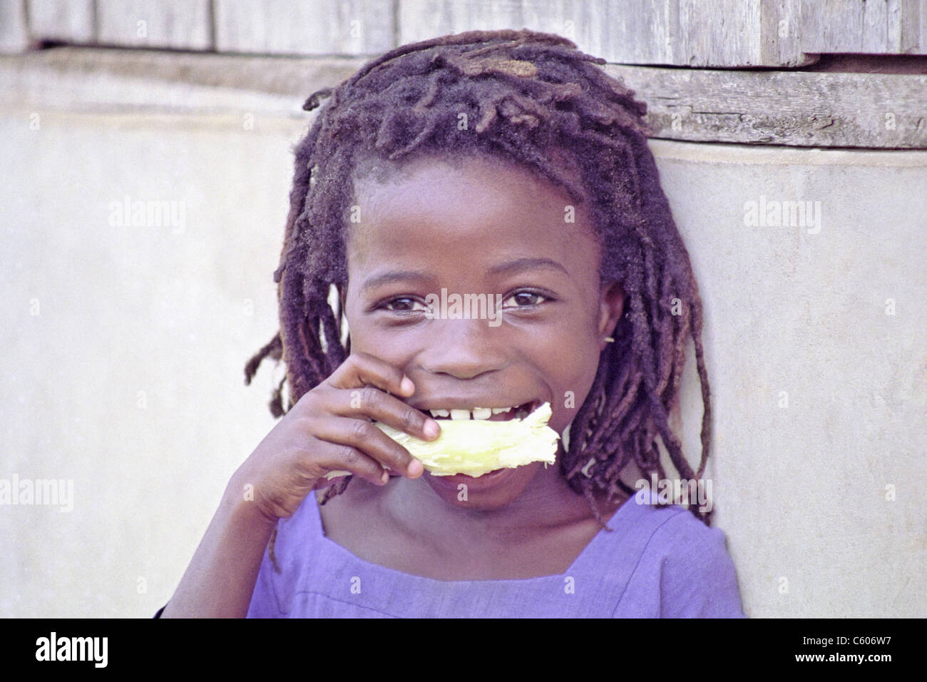 Glücklich nigerianischen Schulmädchen essen snack Stockfoto