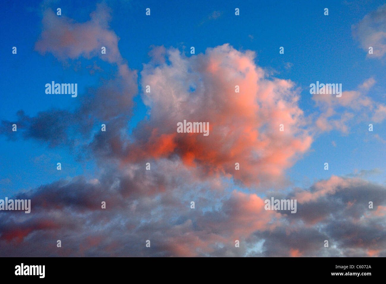 Rosa Wolkenbildung bei Sonnenuntergang mit blauem Himmel Stockfoto