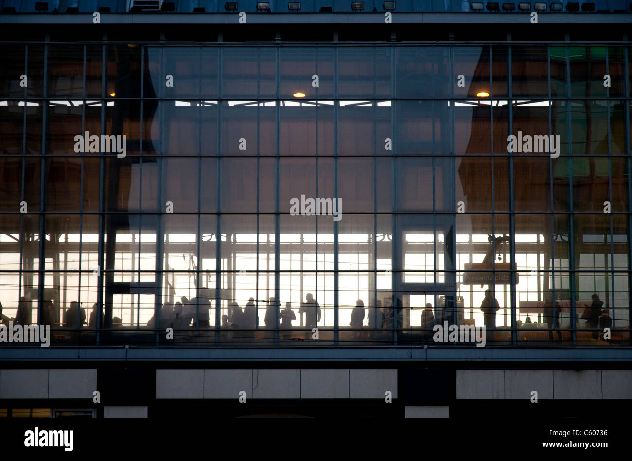 Passagiere warten am Alexanderplatz Bahnhof in Berlin, Deutschland, durch die riesige Glasfassade ummauerten gesehen. Stockfoto