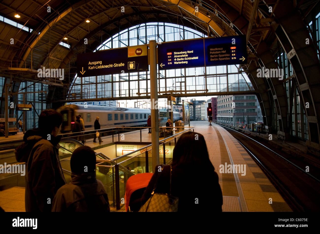 Passagiere warten auf Zug am Bahnhof Alexanderplatz, Berlin, Deutschland Stockfoto