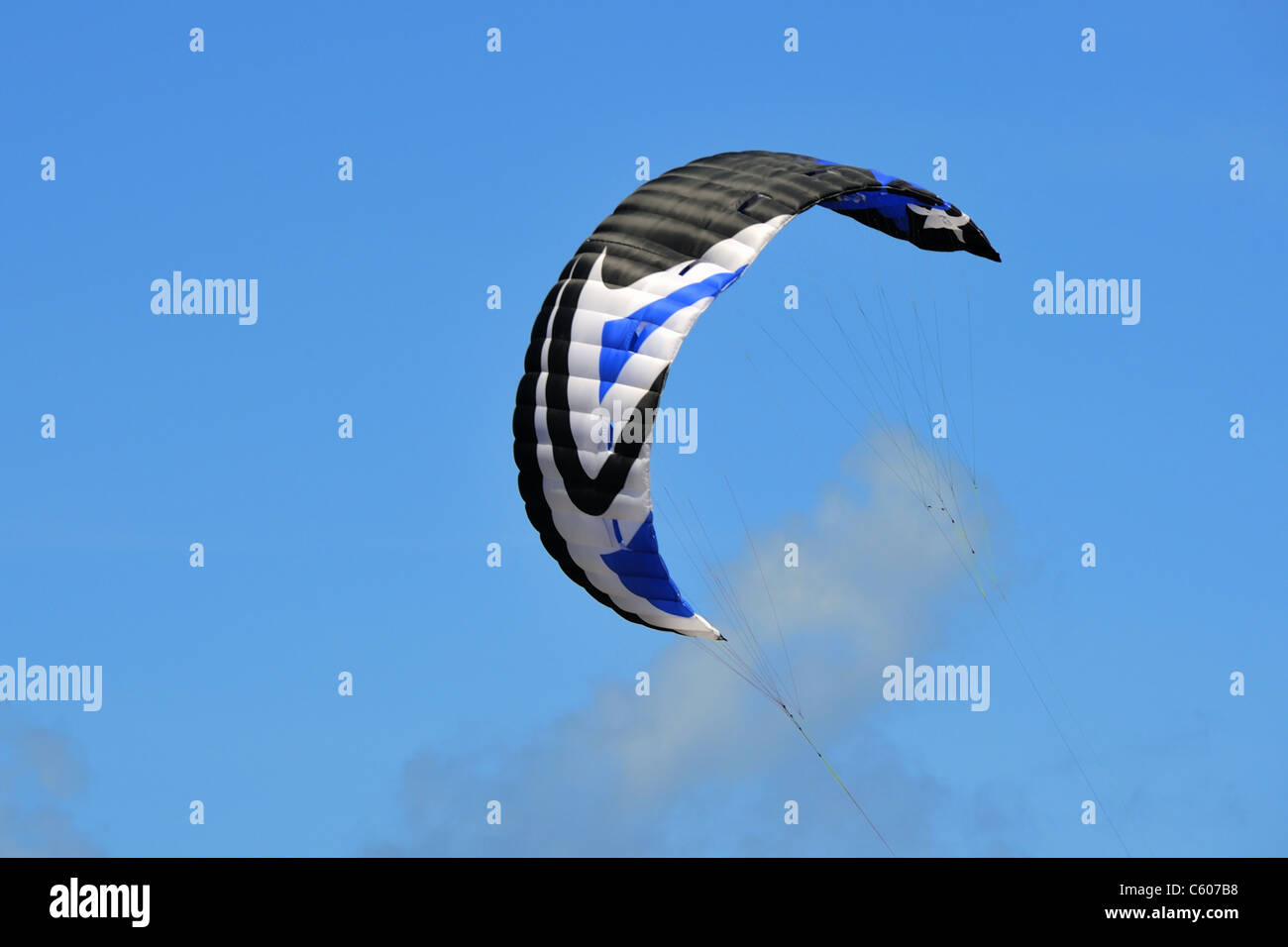 Parasailing gegen blauen Himmel. Stockfoto