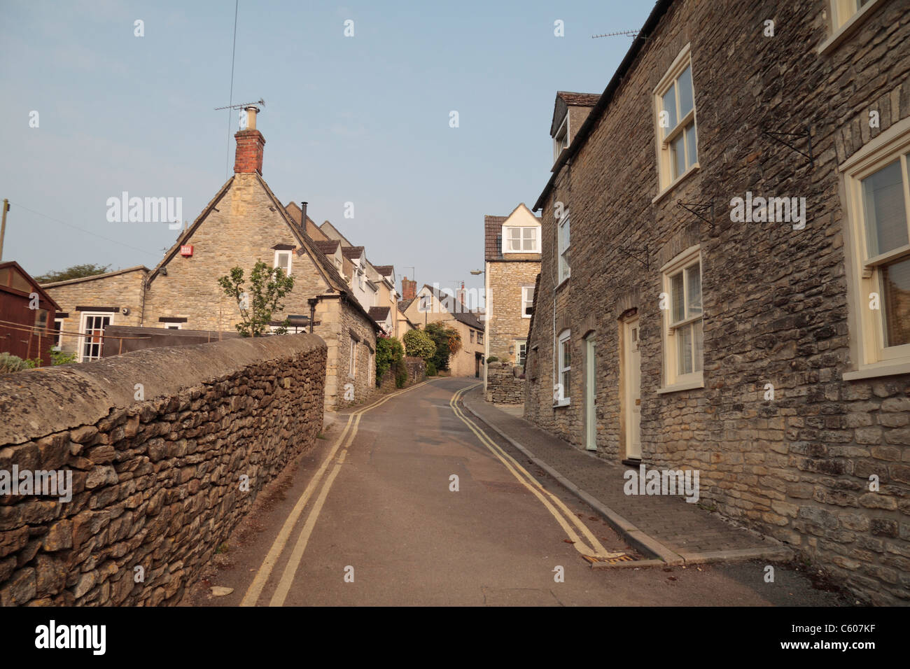 Reihenhäuser in der Silver Street in Malmesbury, Wiltshire, England. Stockfoto