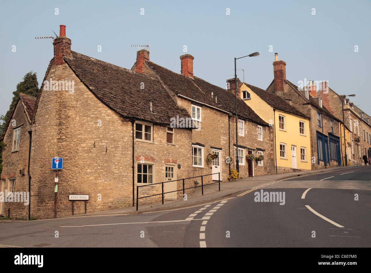 Terrassenförmig angelegten Eigenschaften auf dem Hügel vor der High Street in Malmesbury, Wiltshire, England. Stockfoto
