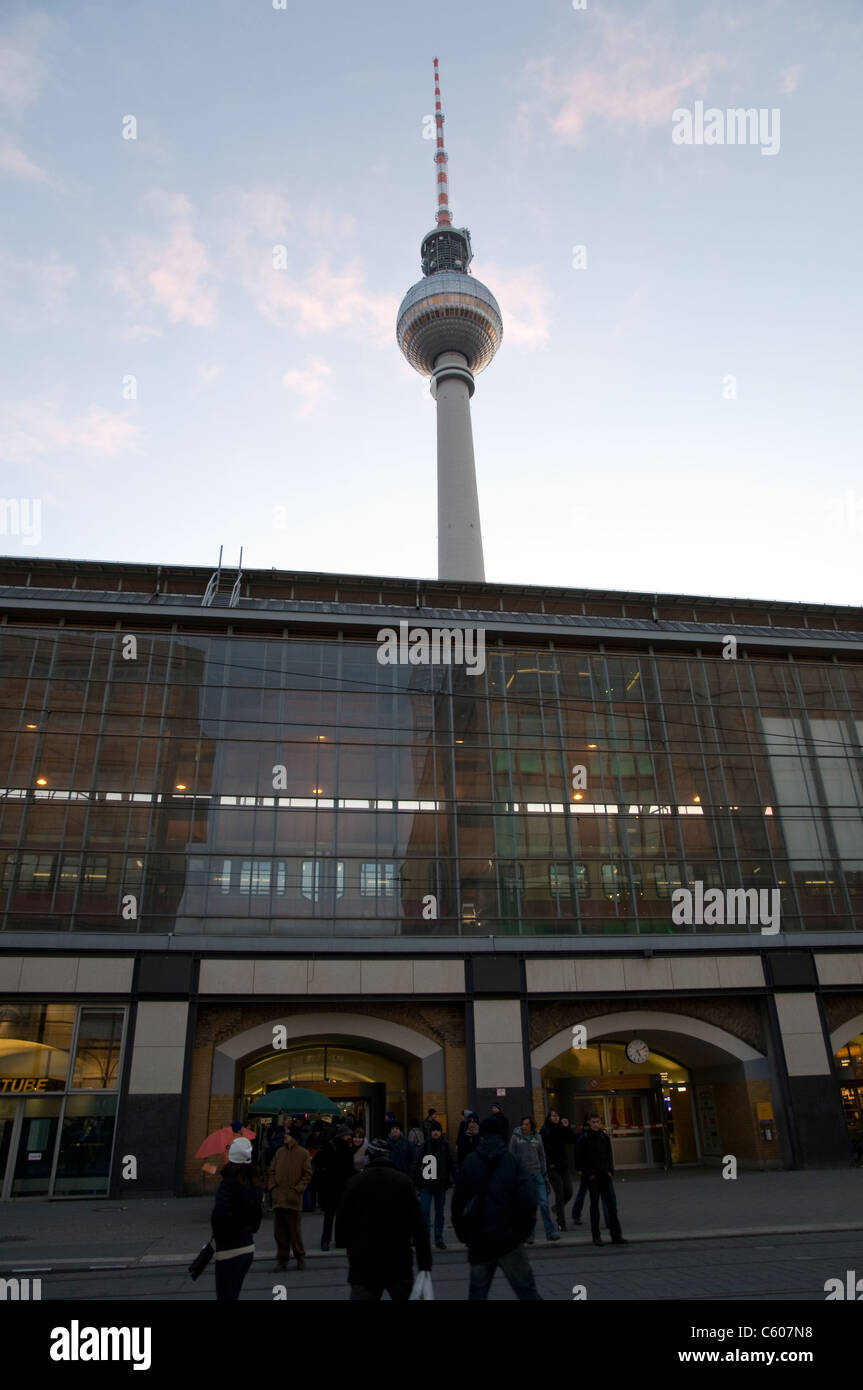 Fernsehturm und Alexanderplatz Bahnhof, Berlin, Deutschland Stockfoto