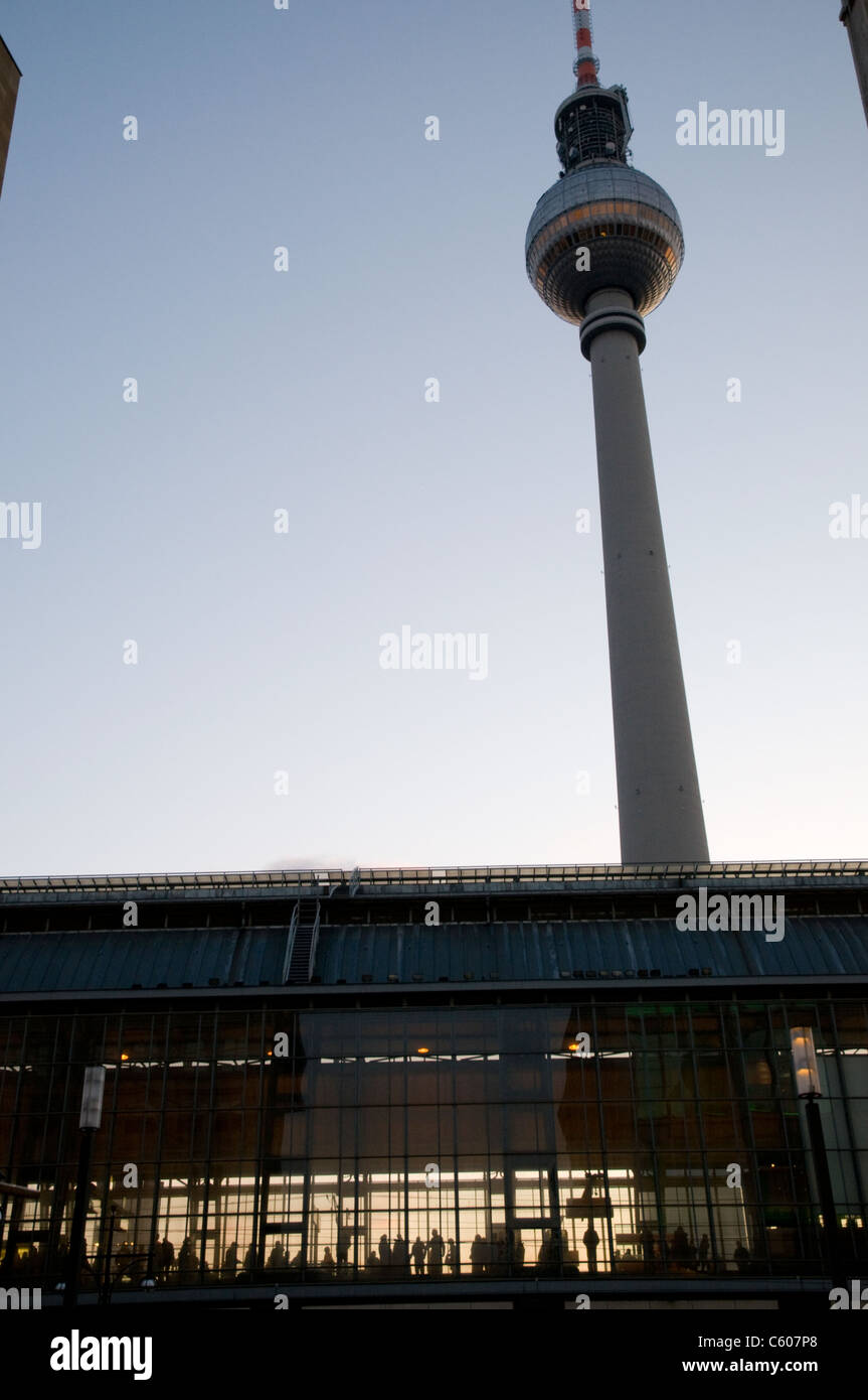 Fernsehturm und Alexanderplatz Bahnhof, Berlin, Deutschland Stockfoto