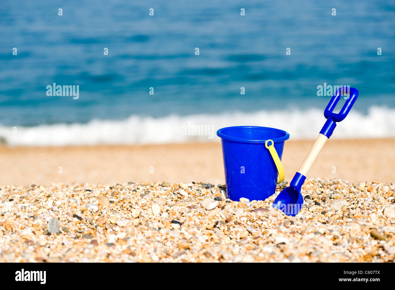 Blaue Kinder Spielzeug Eimer und Schaufel am Strand Stockfoto