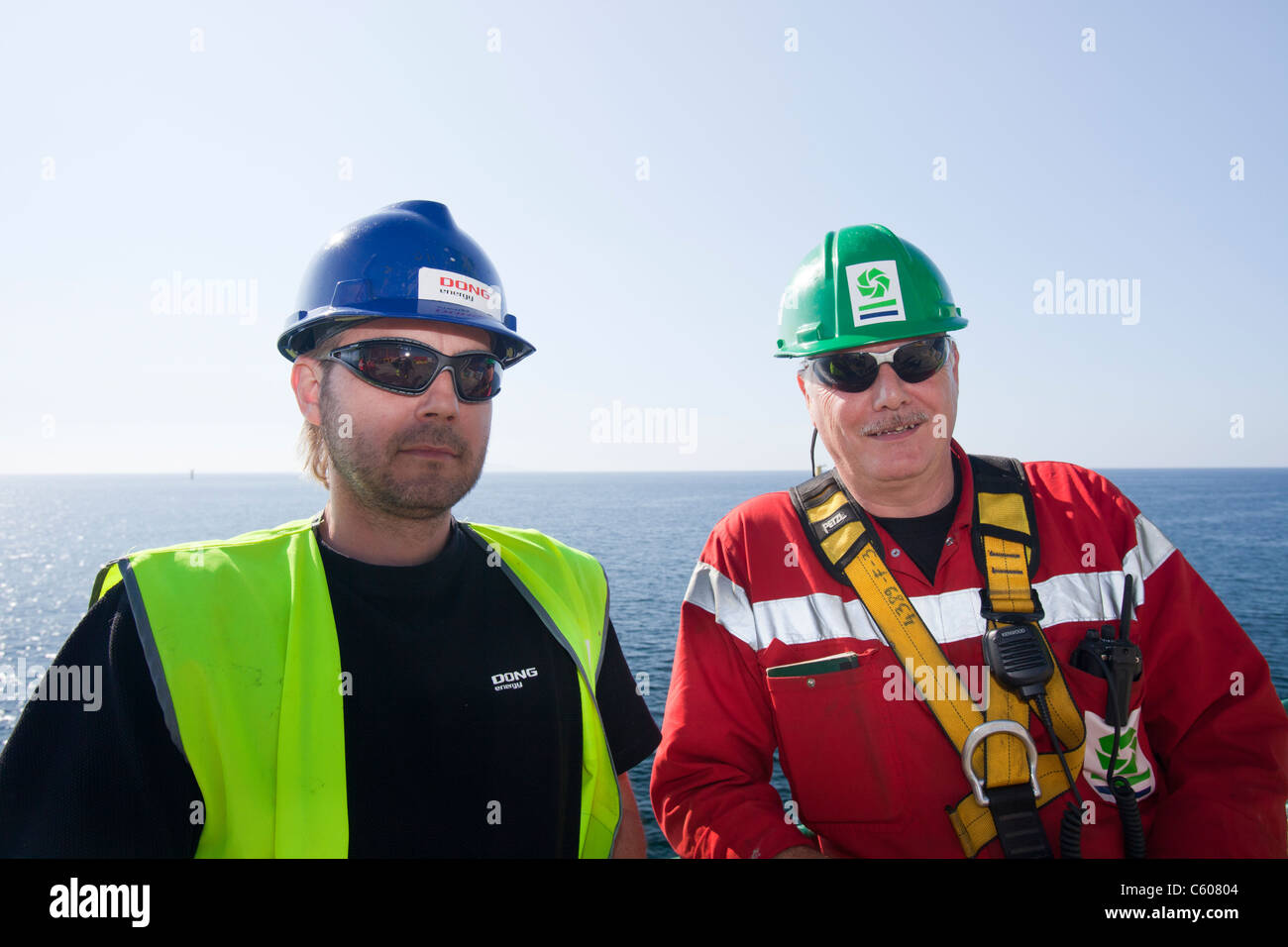 Arbeitnehmer auf einen Buben, Barge, Bau der Walney offshore wind Farm, Cumbria, UK. Stockfoto