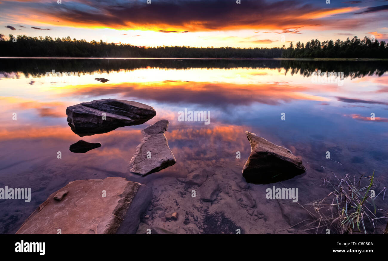 Willow Springs ist einer der am besten erreichbaren der Felge Seen und hat eine sehr malerische Kulisse in einer waldreichen Gegend. Stockfoto