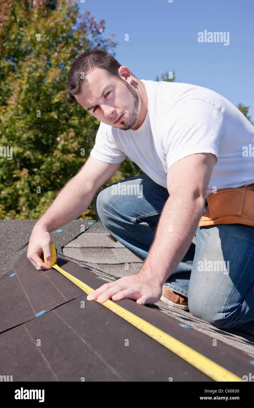 USA, Illinois, Metamora, junger Mann messen Dach Stockfoto