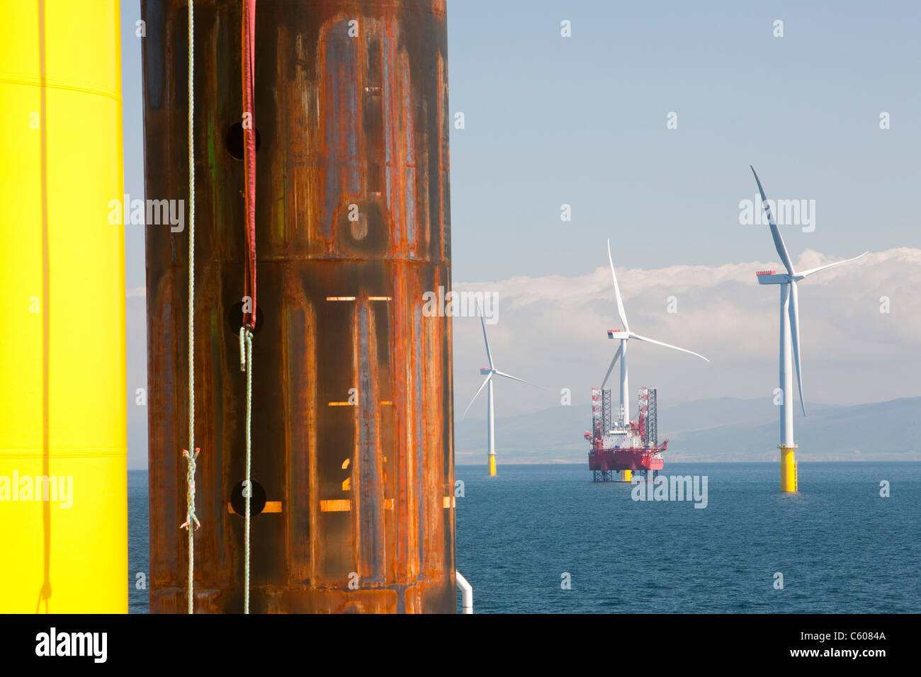 Ein Aufbocken Lastkahn Bau von Windkraftanlagen im Offshore-Windpark Walney Cumbria, UK. Stockfoto