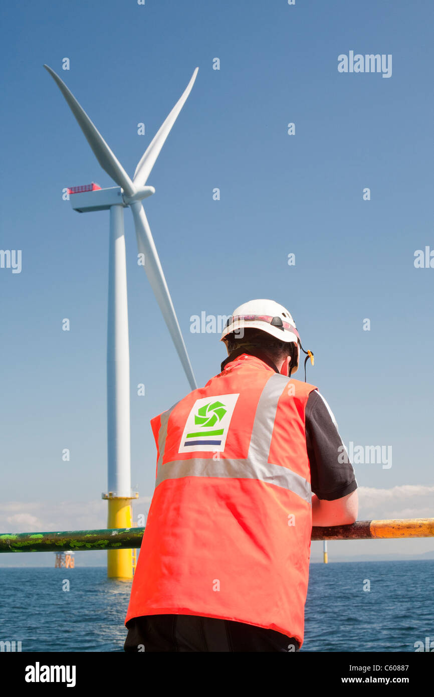 Ein Arbeiter auf einen Buben, Lastkahn Bau Walney Offshore-Wind Farm, Cumbria, England. Stockfoto