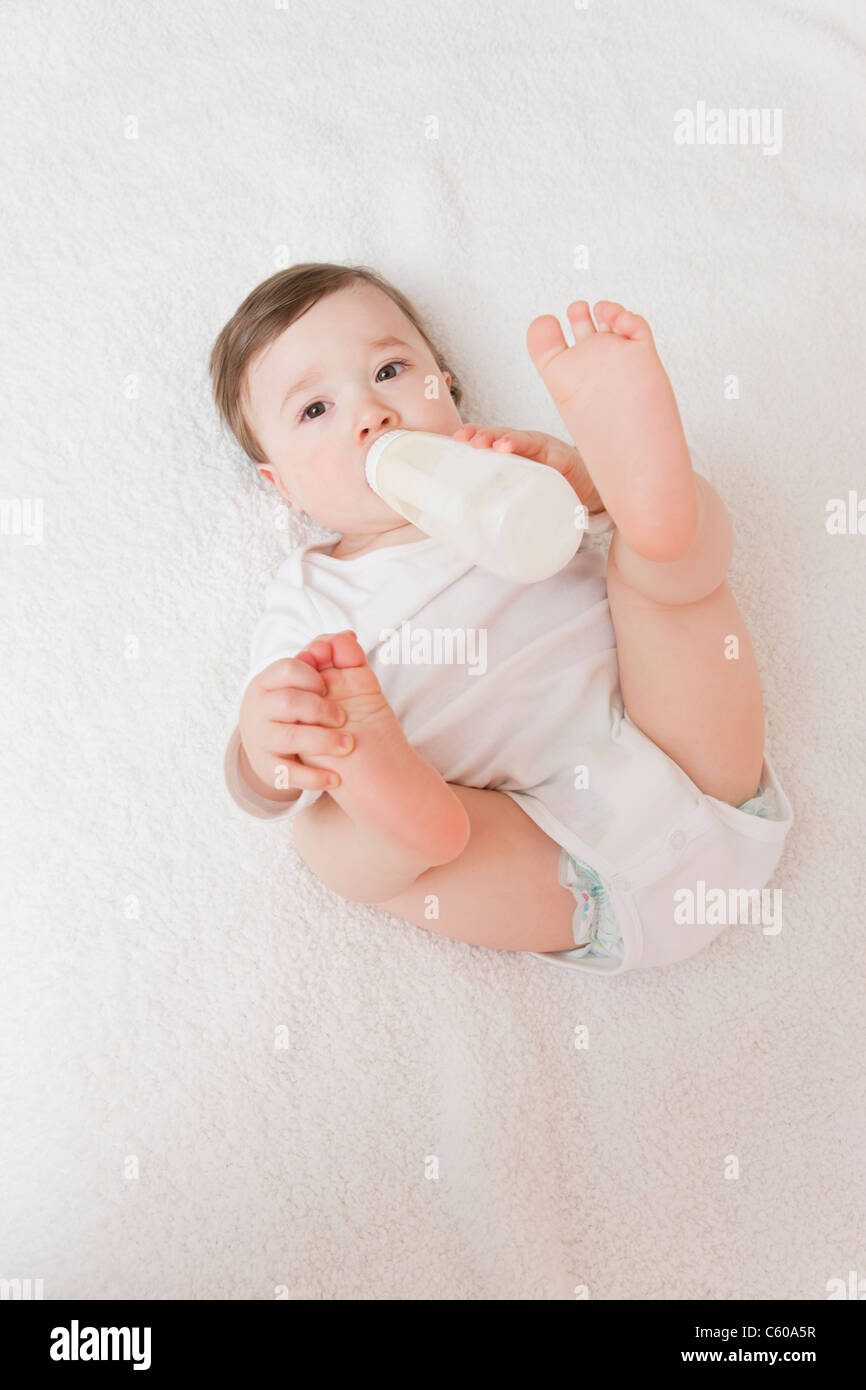 USA, Illinois, Metamora, Baby Boy (12-17 Monate) trinken Milch aus der Flasche Stockfoto