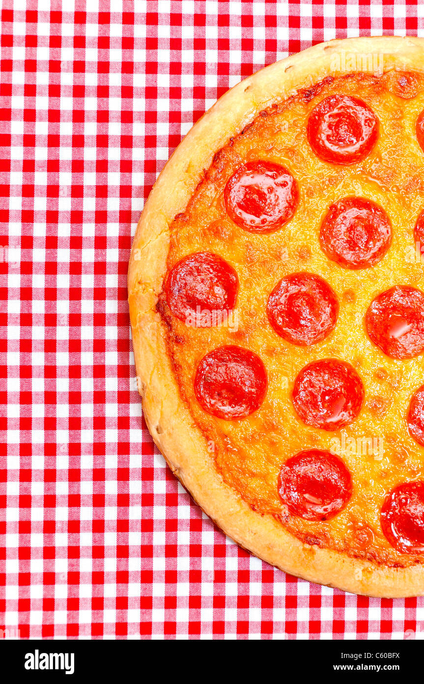 Peperoni-Pizza eine halbe Stockfoto