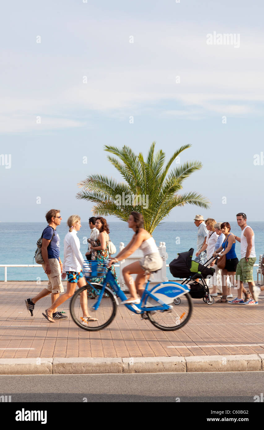 Menschen auf der Promenade des Anglais, direkt am Meer, Nizza, Frankreich Stockfoto
