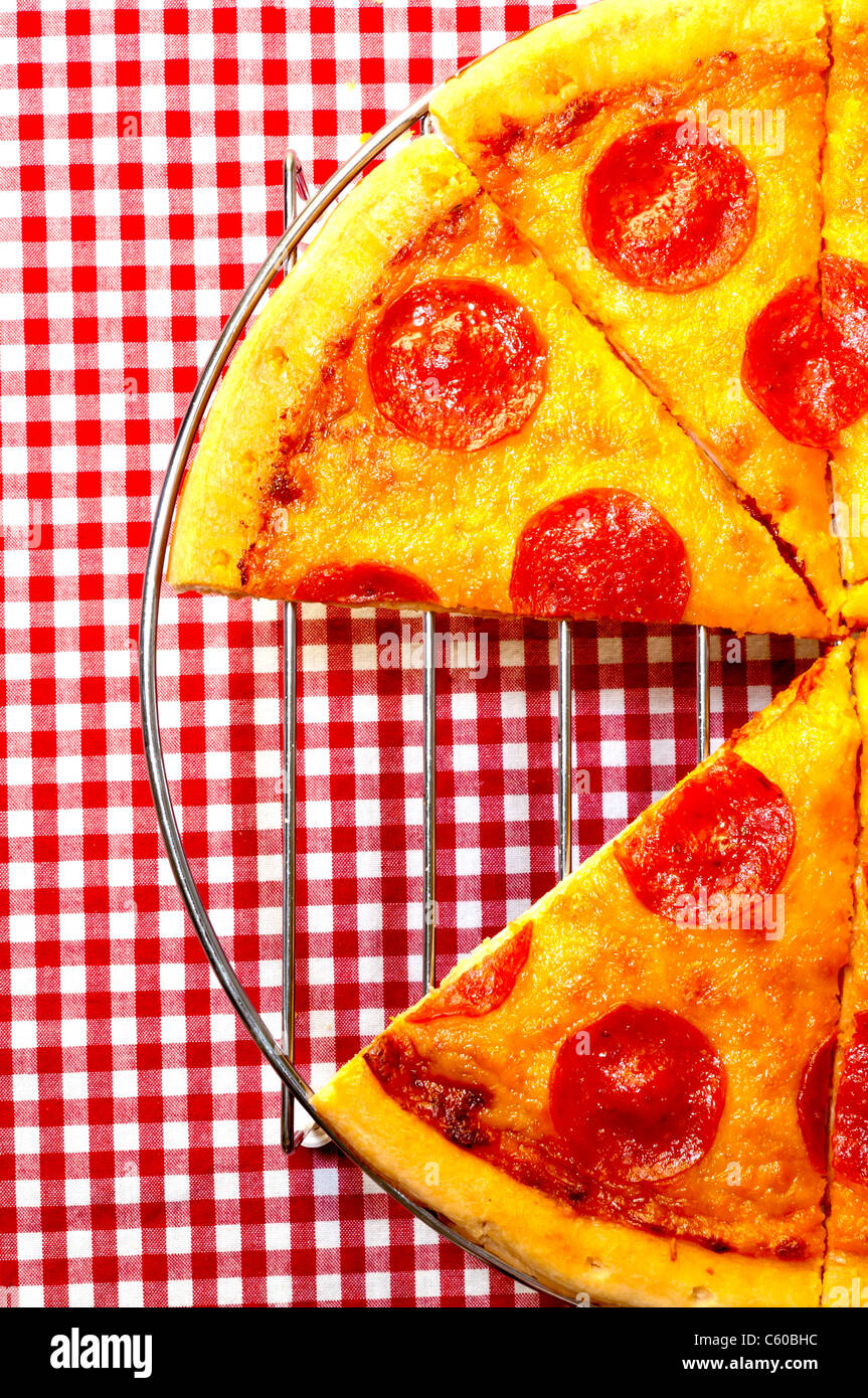 Peperoni-Pizza, die Hälfte mit Scheibe entfernt Stockfoto
