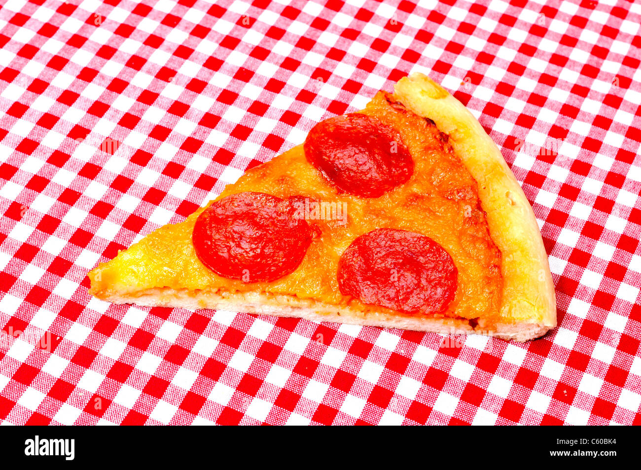 Peperoni Pizza Slice auf rot "Gingham" Stockfoto
