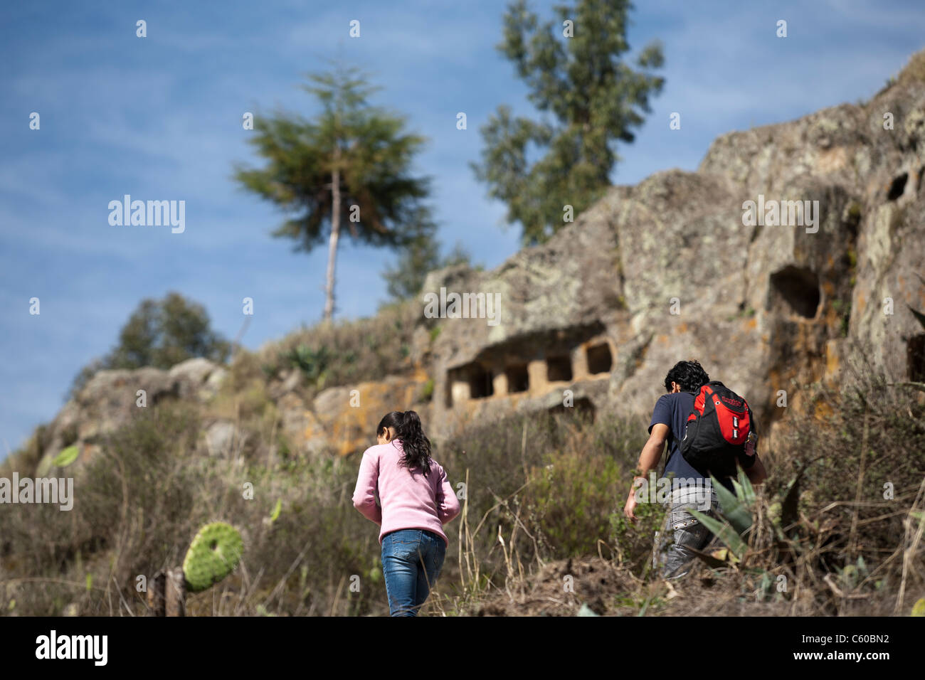 Ein junges Paar Besuch Ventanillas de Otuzco ist eine alte Grabstätte in der Nähe von Cajamarca im Norden Perus. Stockfoto