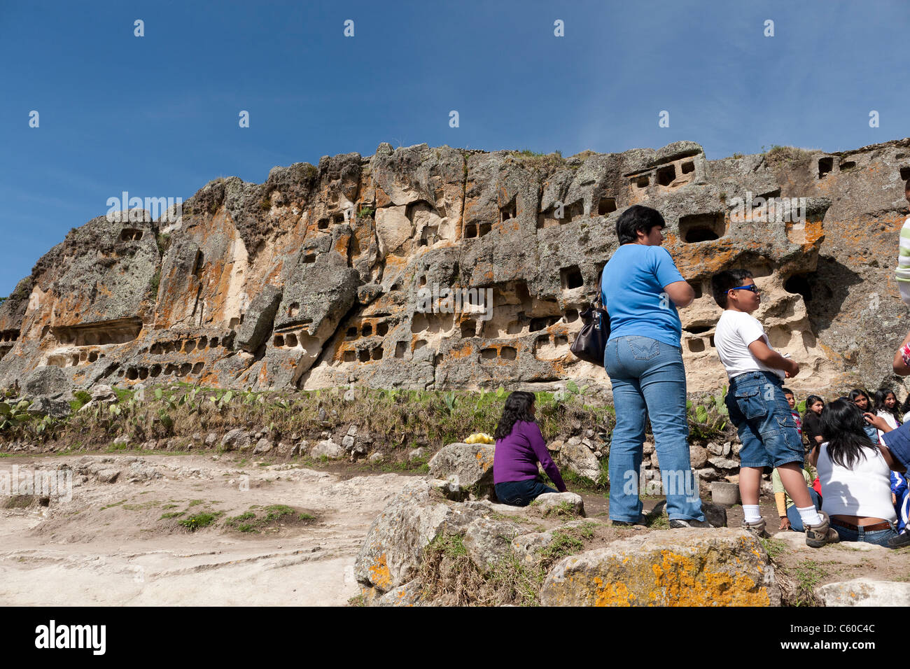 Schülerinnen und Schüler besuchen die historische Stätte von Ventanillas de Otuzco ist eine alte Grabstätte in der Nähe von Cajamarca im Norden Perus. Stockfoto