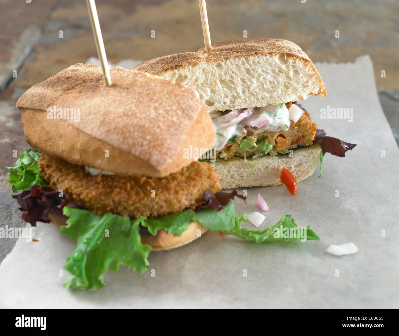 vegetarische Burger in einem Brötchen Stockfoto