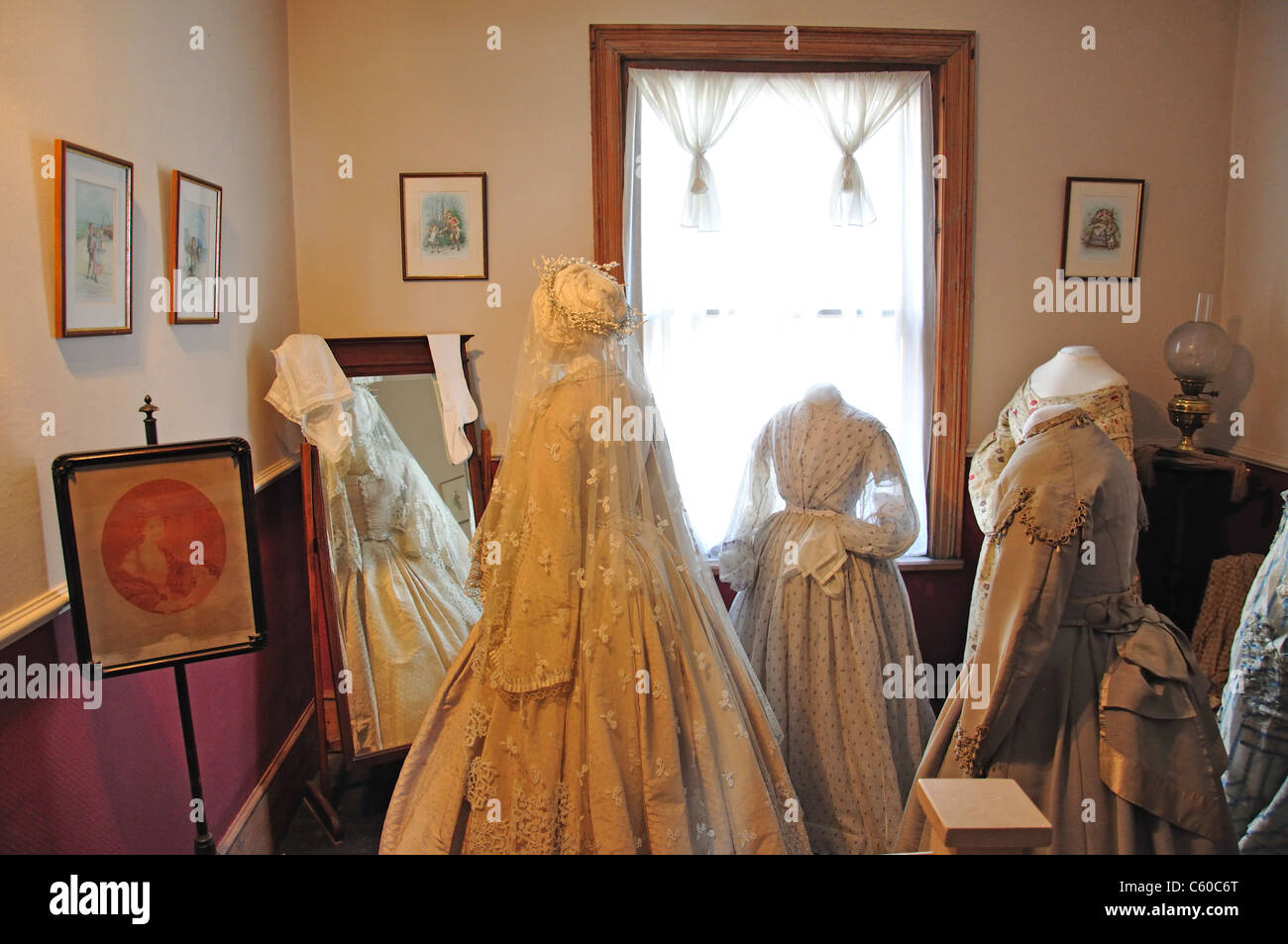 Damen Kleider in The Dickens House Museum, Broadstairs, Isle Of Thanet, Thanet Bezirk, Kent, England, Vereinigtes Königreich Stockfoto