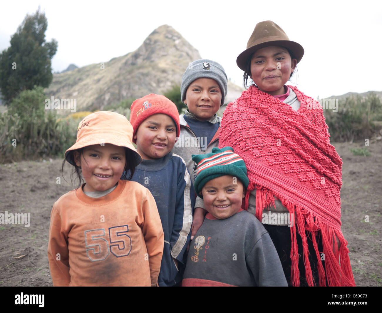 Indigenen südamerikanischen Familie. Fünf Brüder und Schwestern aus dem Bergdorf von Zumbahua, Ecuador. Stockfoto