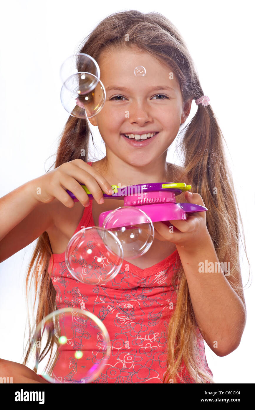 acht Jahre alten Mädchen spielt mit Seifenblasen Stockfoto
