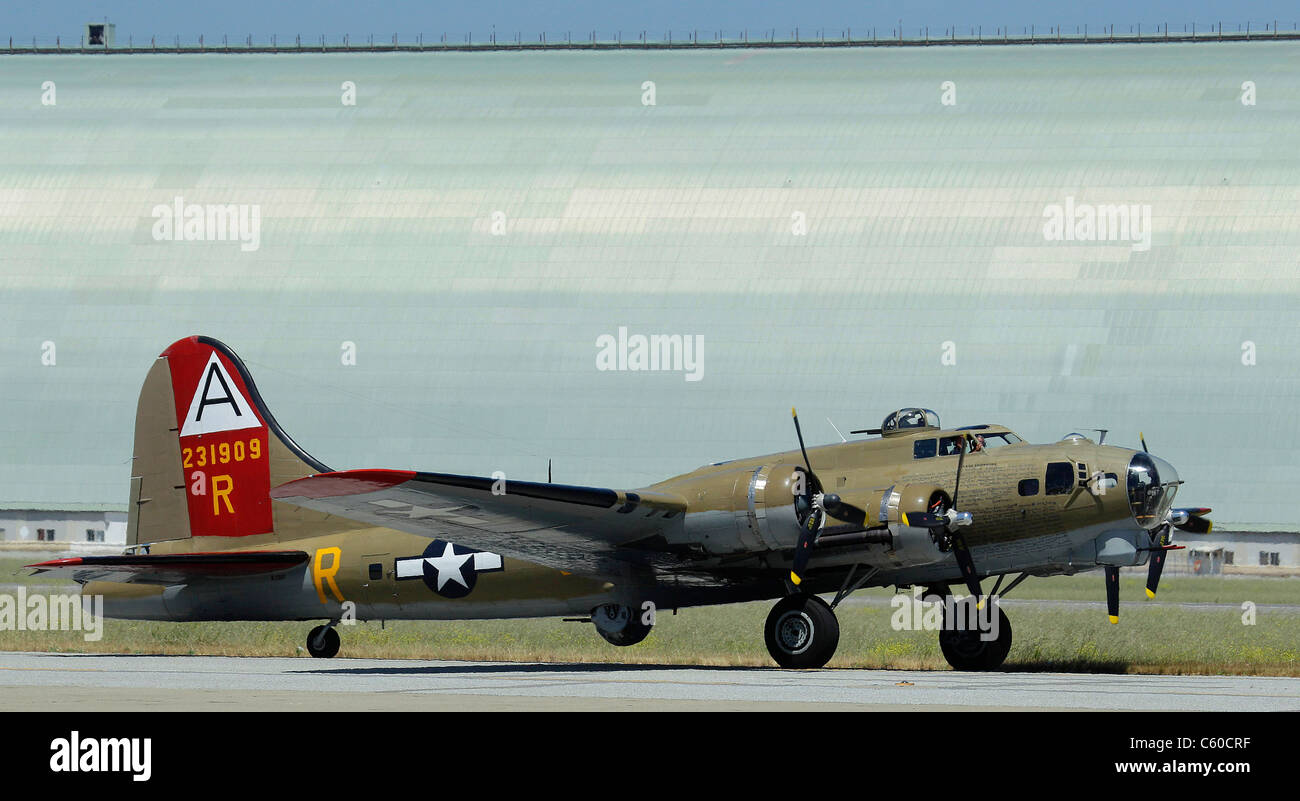 Die b-17 Flying Fortress "Neun O neun" kommt am Moffett Field Sunnyvale, CA Stockfoto
